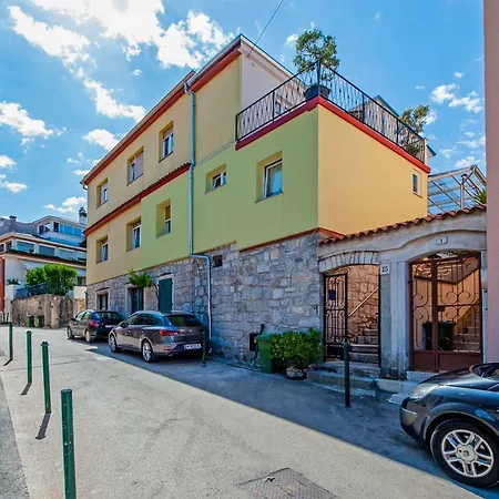 Dietro La Grotta *