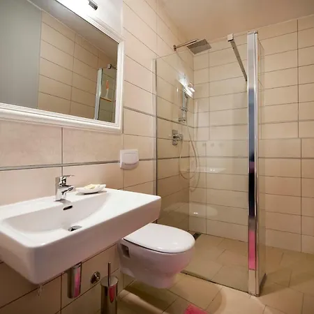 Dietro La Grotta 아파트 로비니