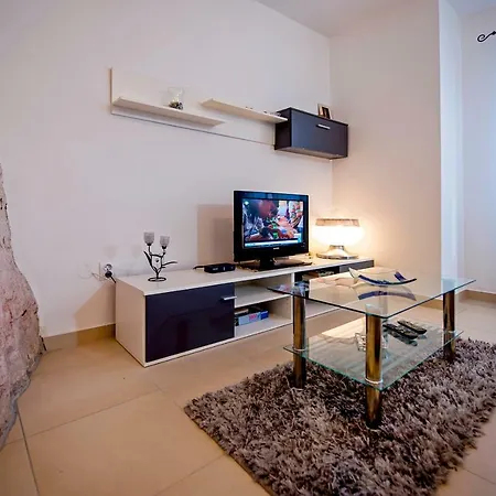 Dietro La Grotta 아파트 로비니