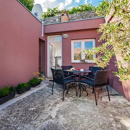 Dietro La Grotta 아파트 로비니